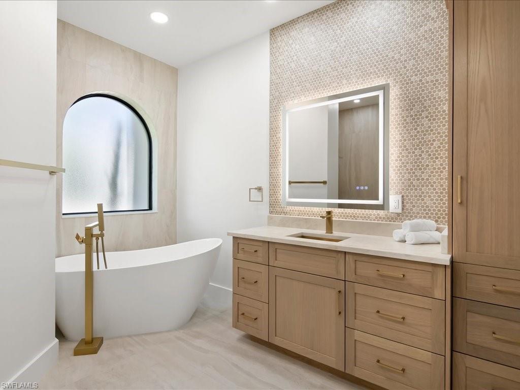 9541 Wilshire Lakes BLVD