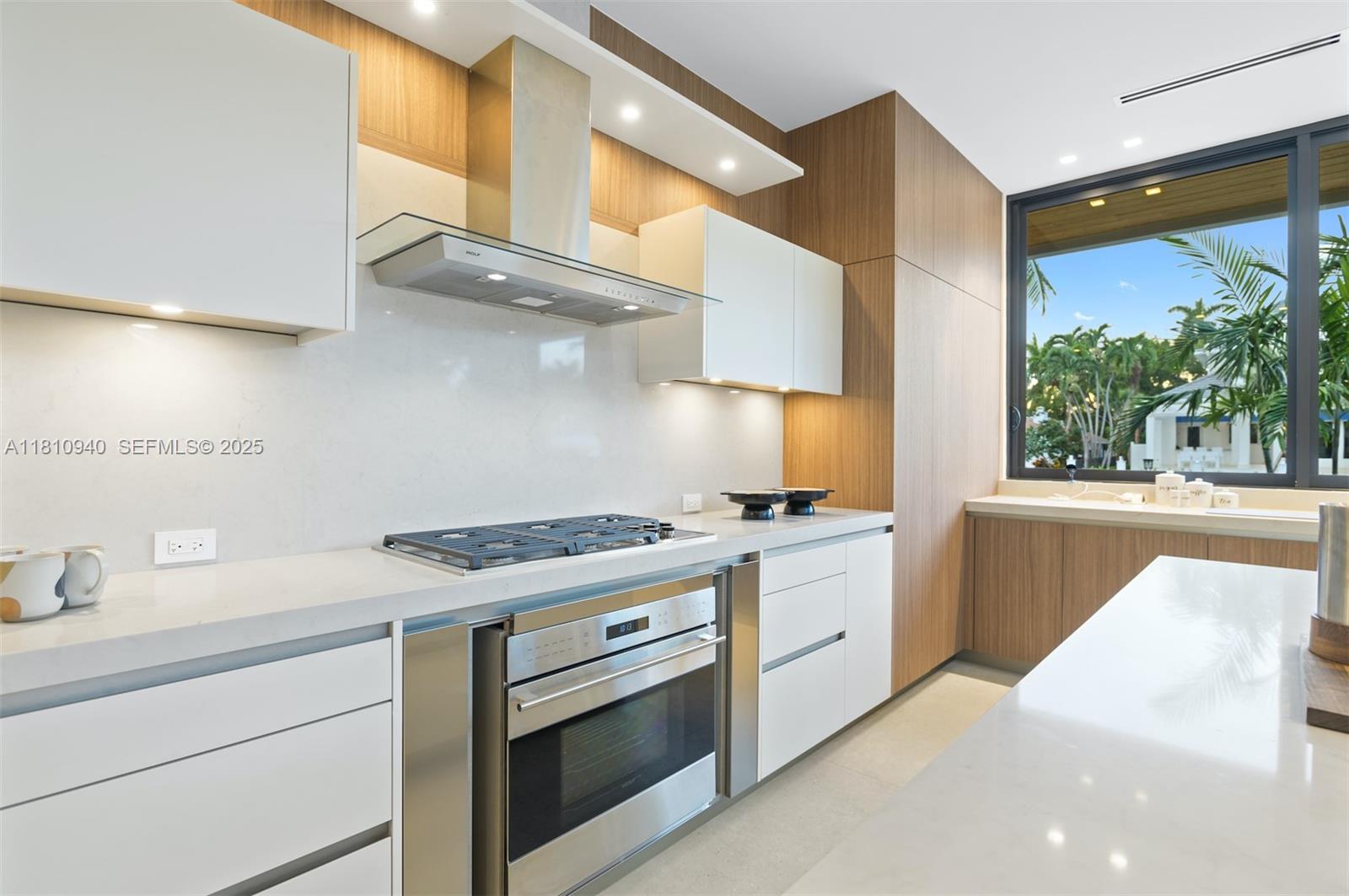 401 Royal Plaza Drive na