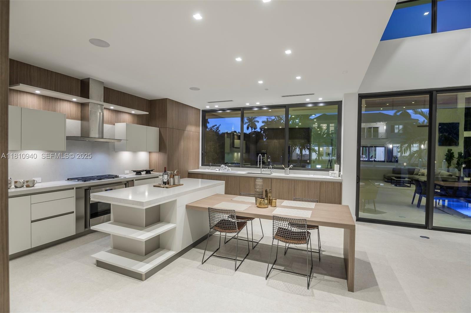 401 Royal Plaza Drive na
