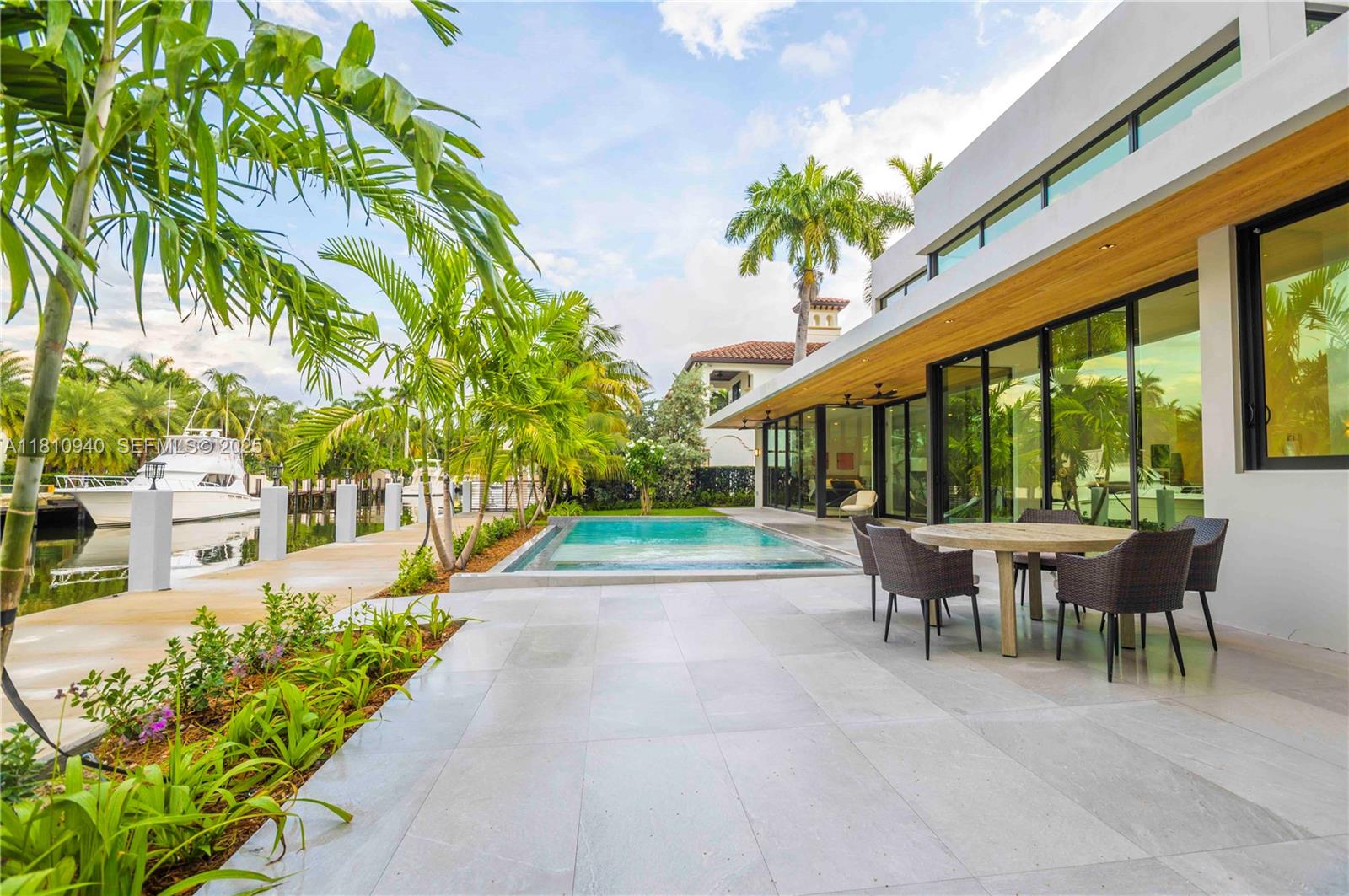 401 Royal Plaza Drive na