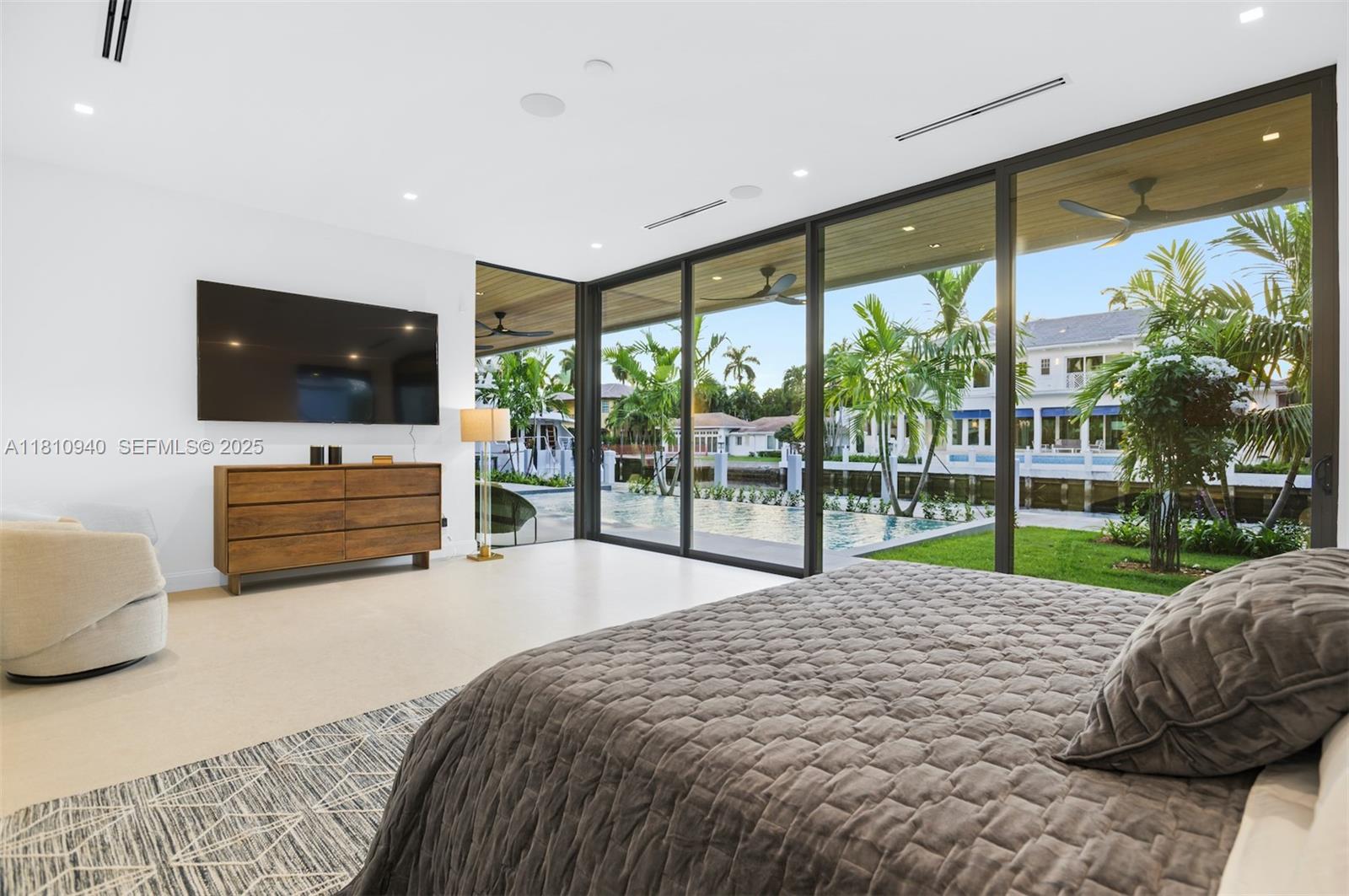 401 Royal Plaza Drive na