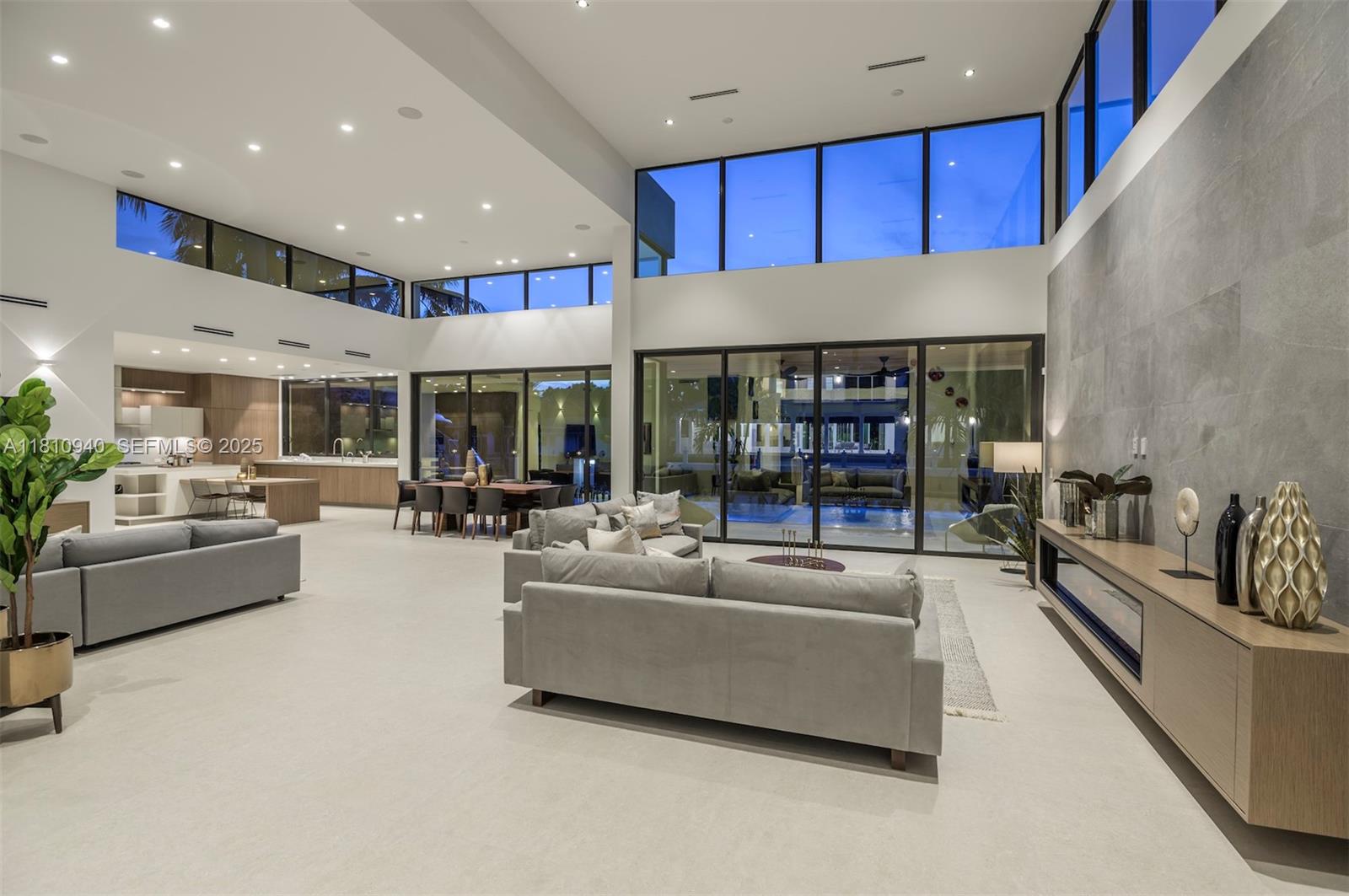 401 Royal Plaza Drive na