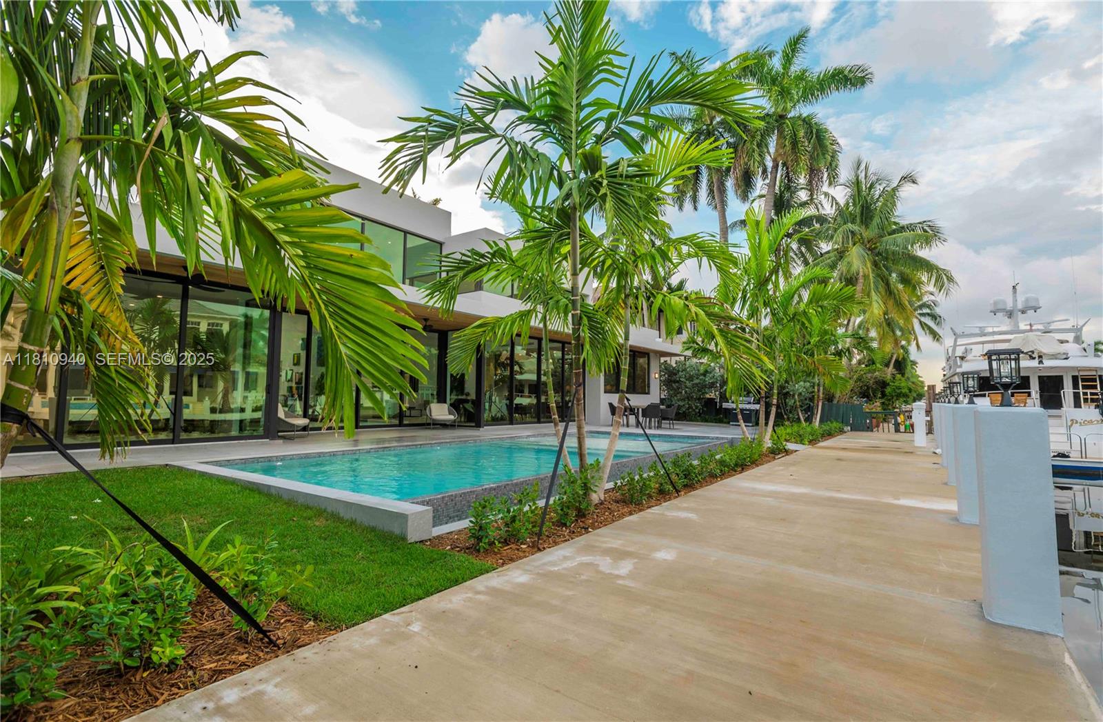 401 Royal Plaza Drive na