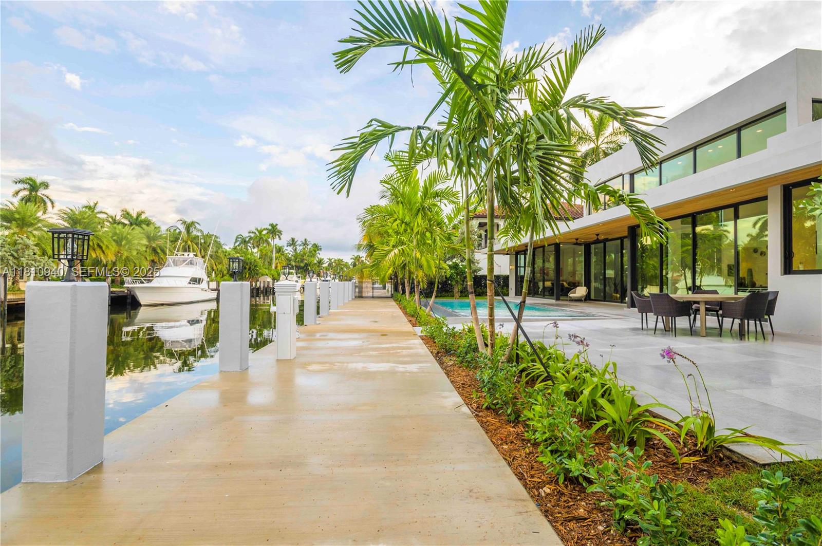 401 Royal Plaza Drive na