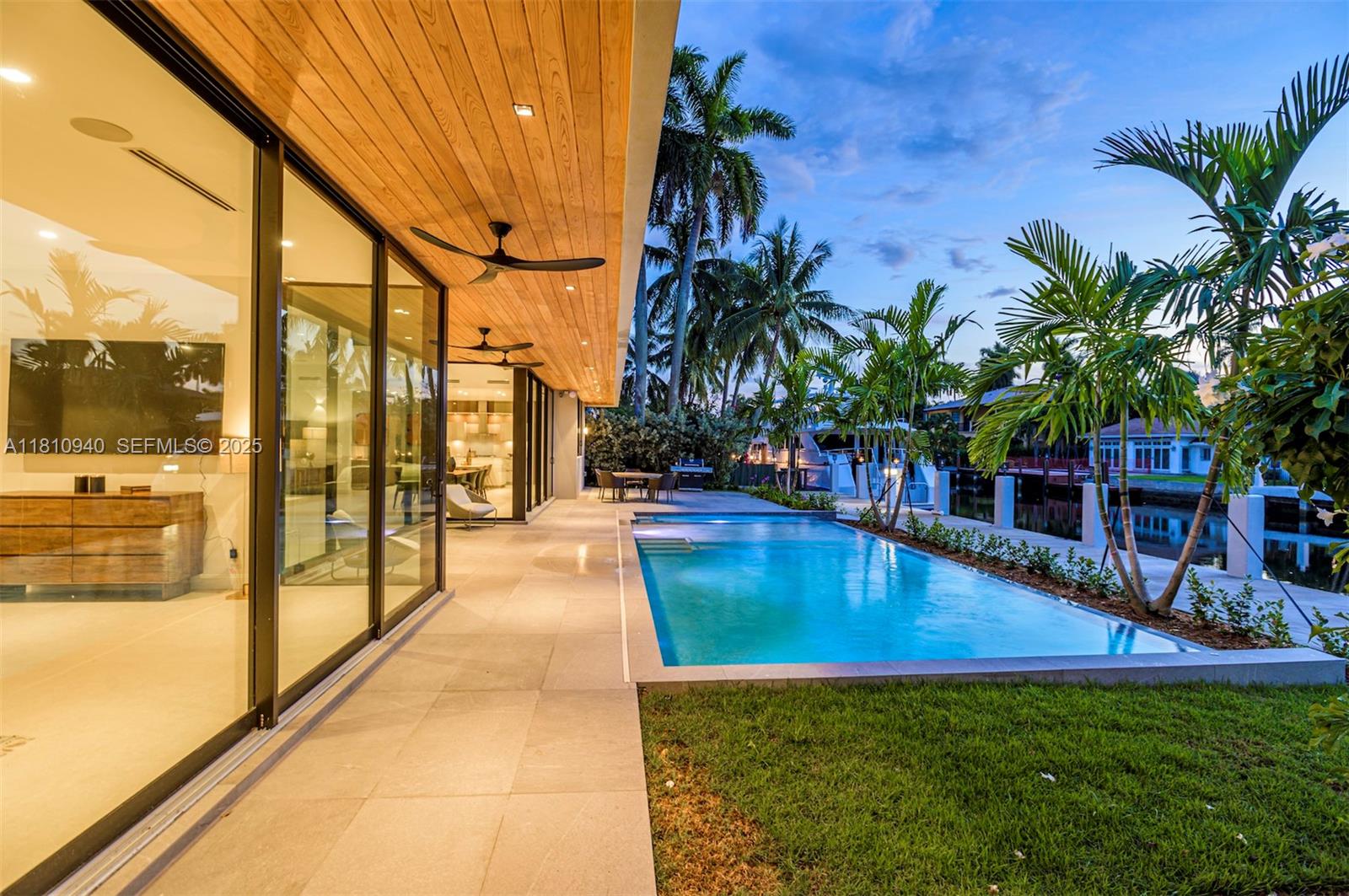401 Royal Plaza Drive na