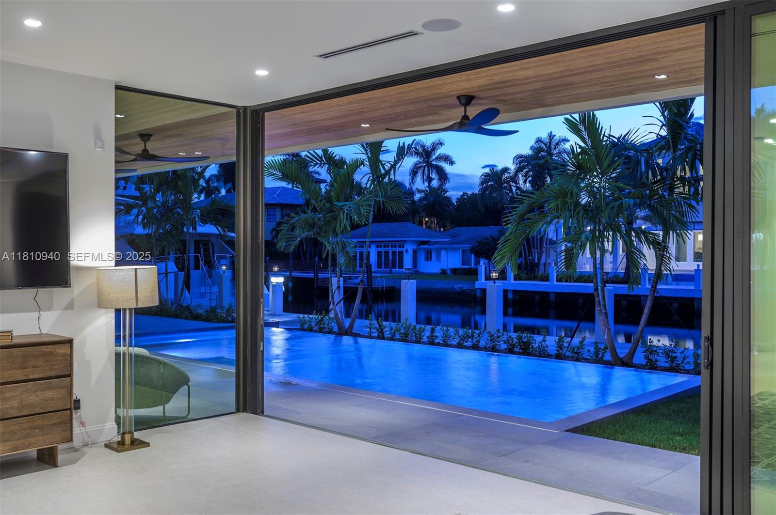 401 Royal Plaza Drive na