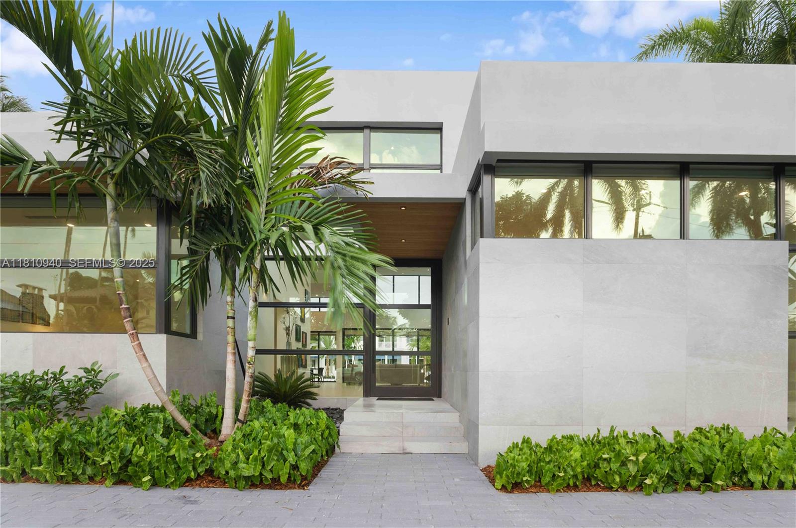 401 Royal Plaza Drive na