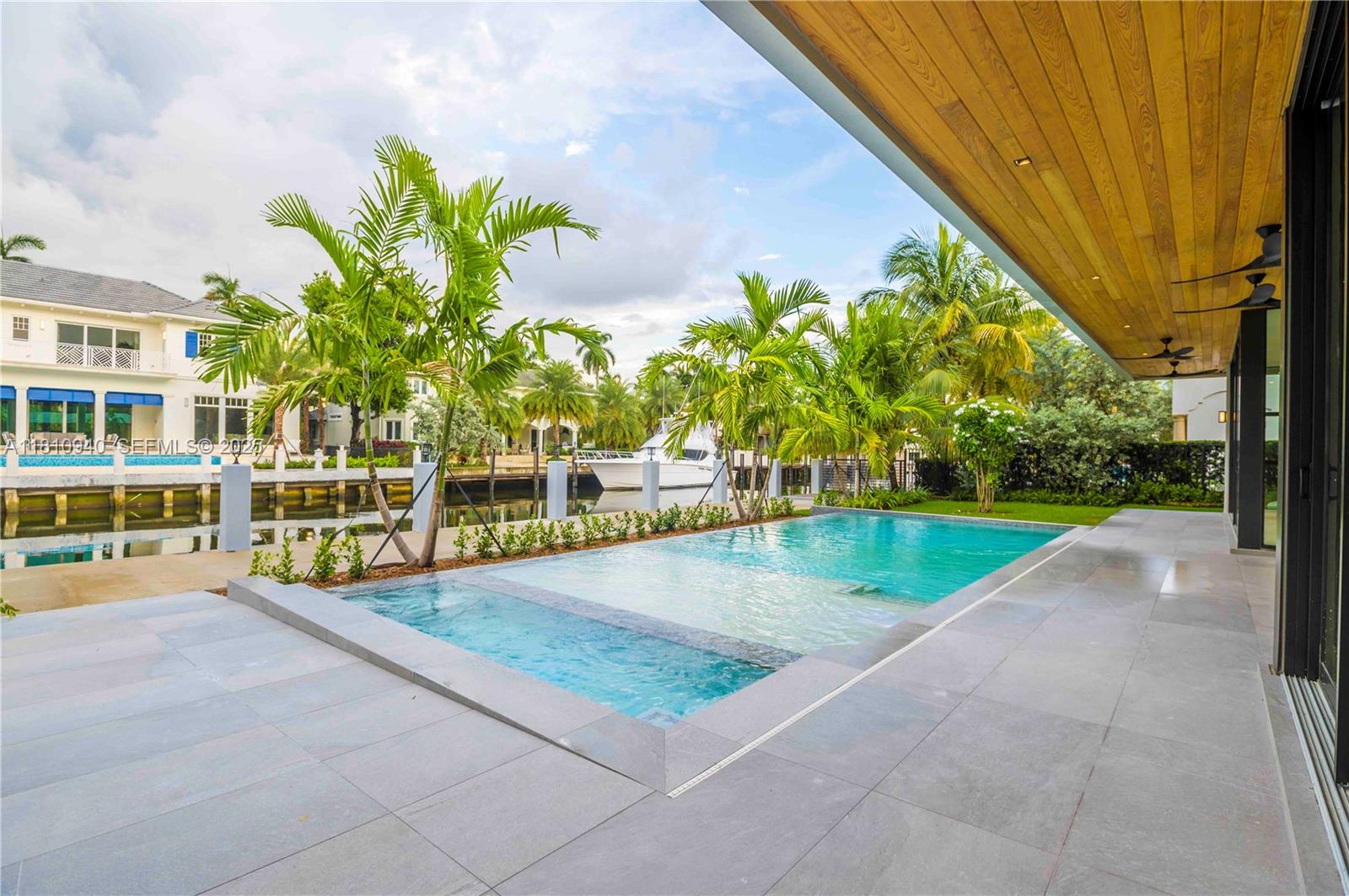 401 Royal Plaza Drive na