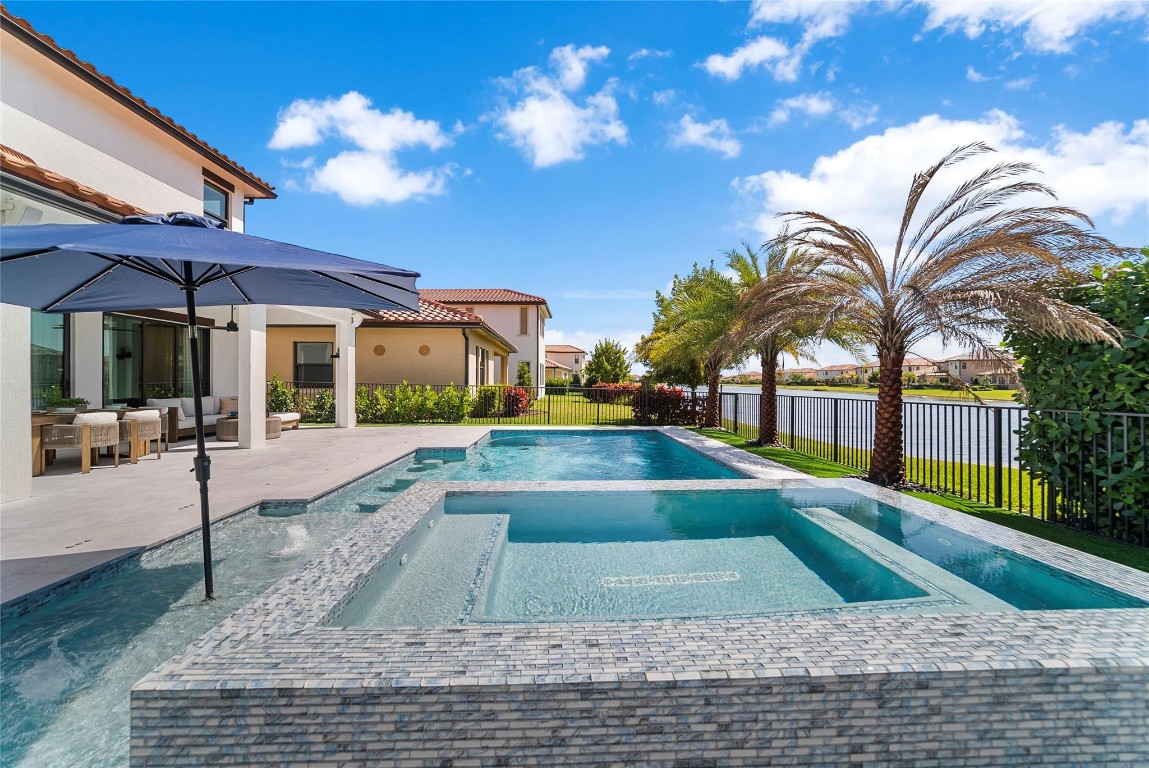 12270 N Baypoint Cir