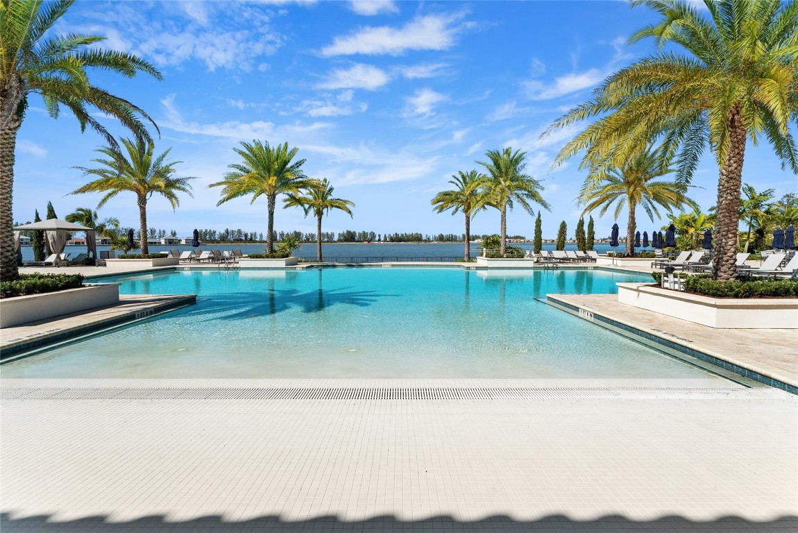 12270 N Baypoint Cir