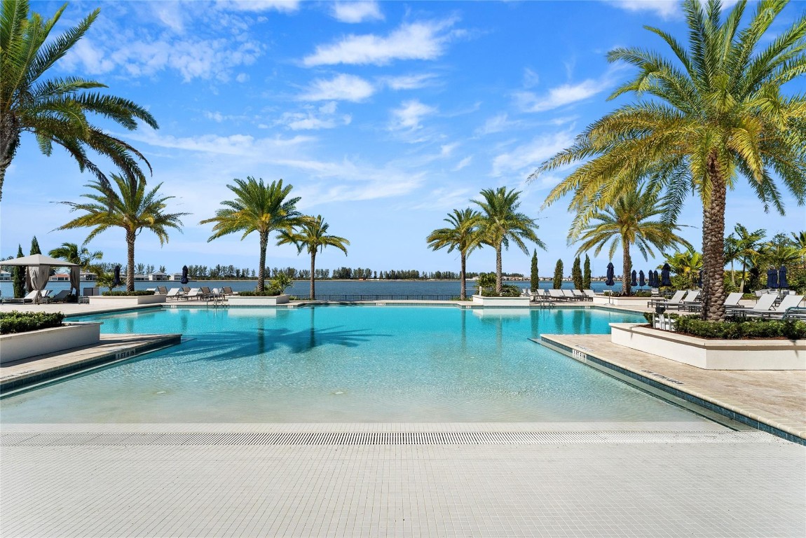 12270 N Baypoint Cir