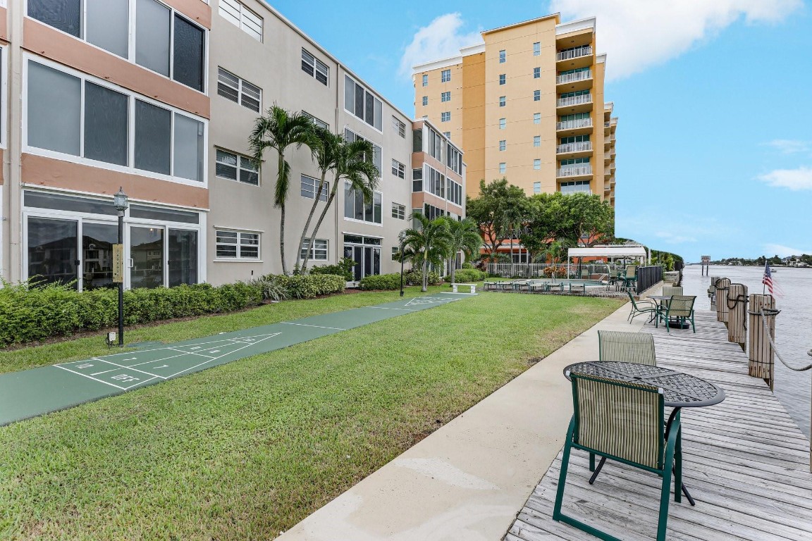 901 N Riverside Dr 1D