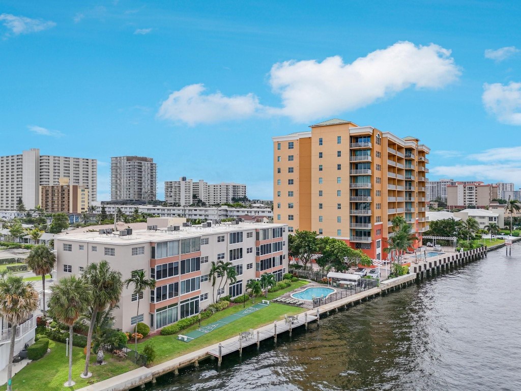 901 N Riverside Dr 1D