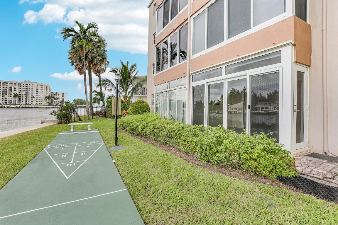 901 N Riverside Dr 1D