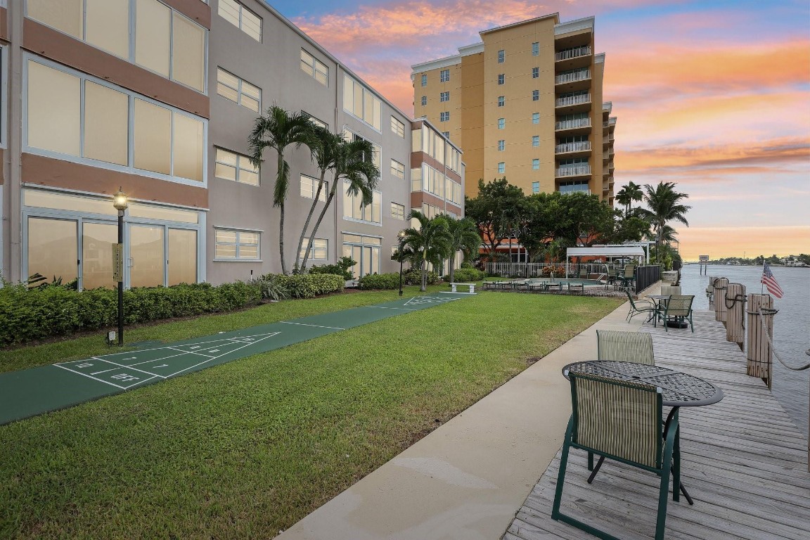 901 N Riverside Dr 1D