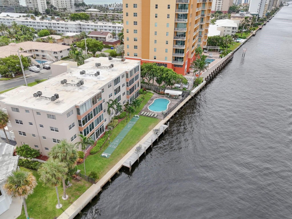 901 N Riverside Dr 1D