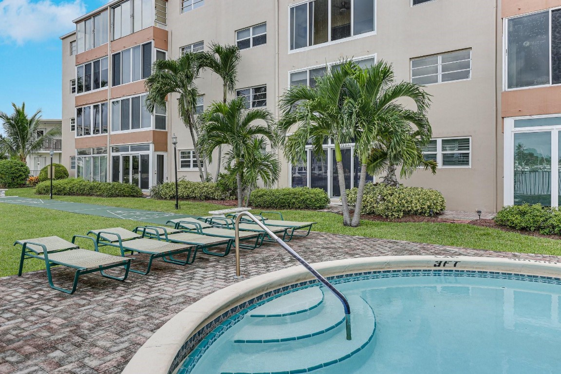 901 N Riverside Dr 1D