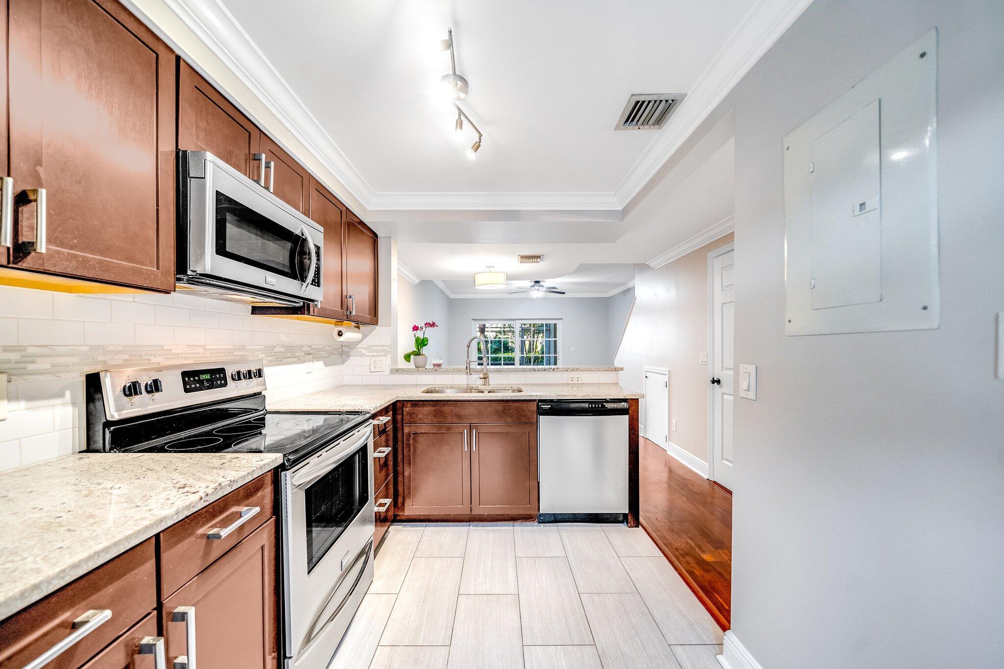 5535 Pageant Place 14