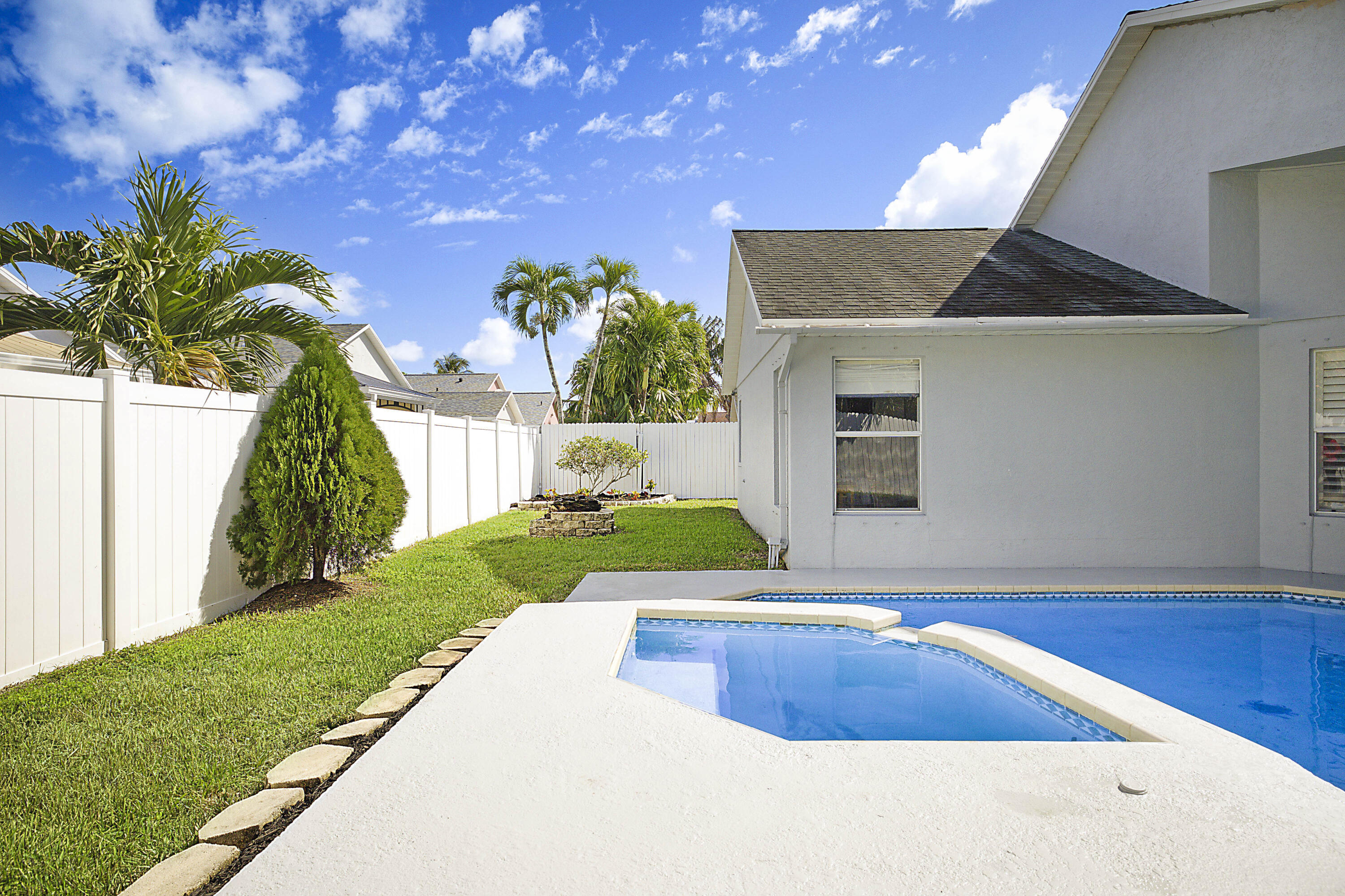 6333 Hollywood Street