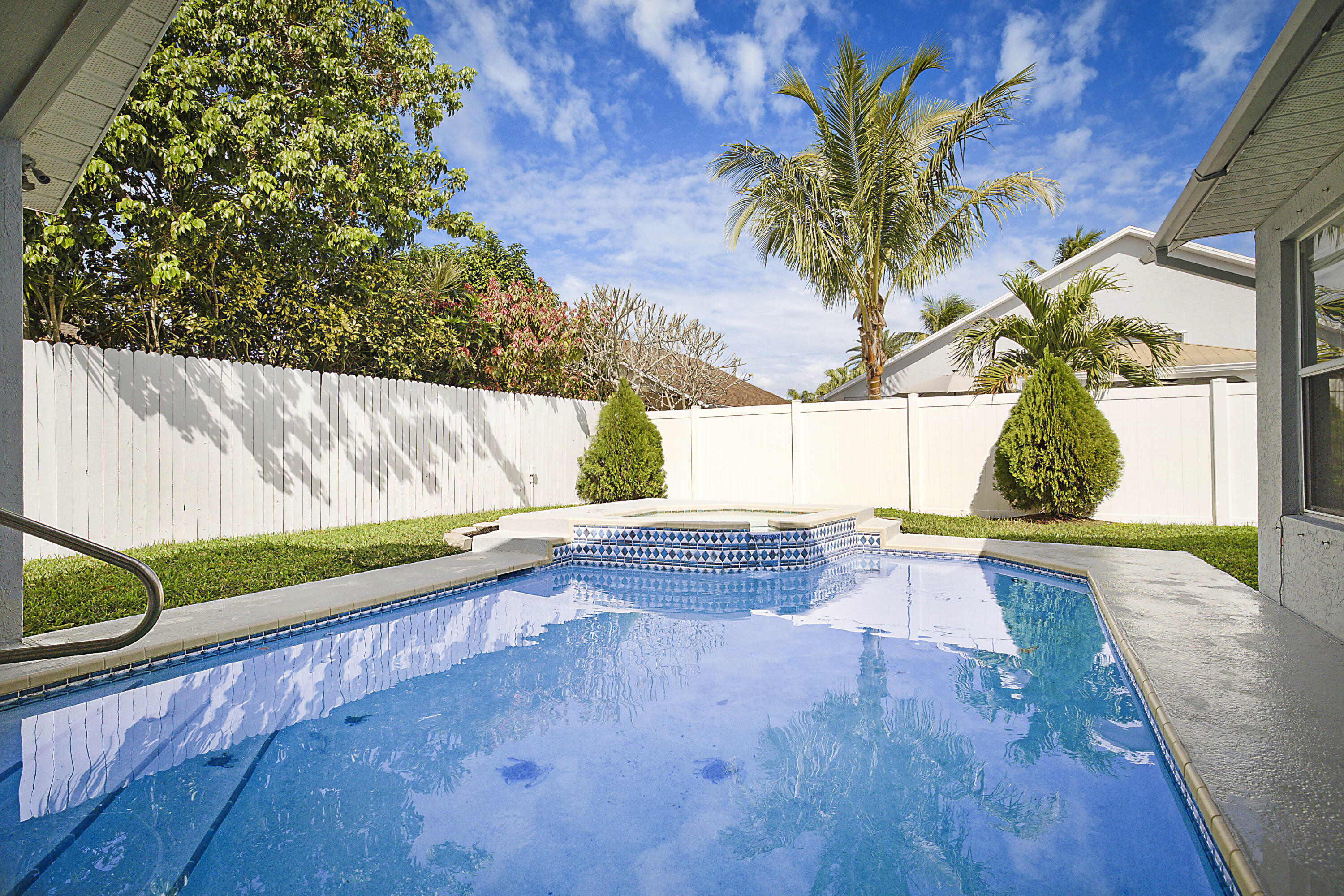 6333 Hollywood Street