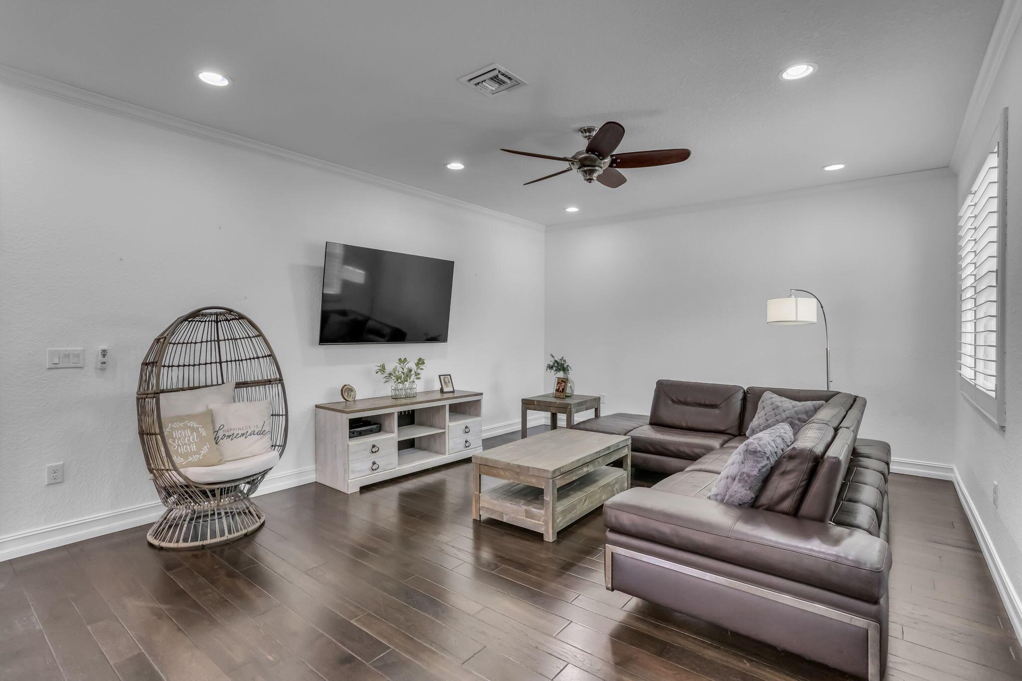 8489 Serena Creek Avenue