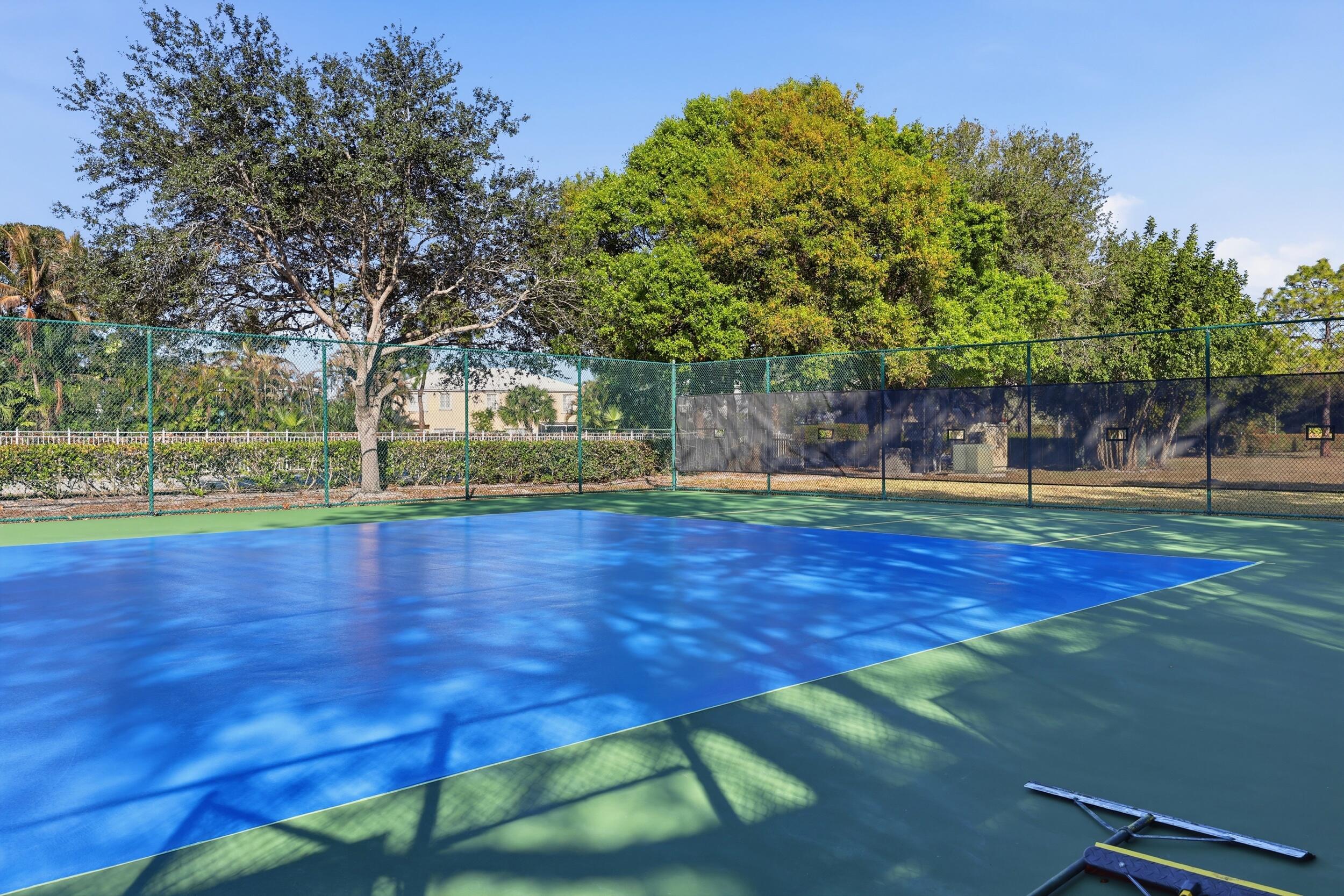 9461 SE Little Club Way N