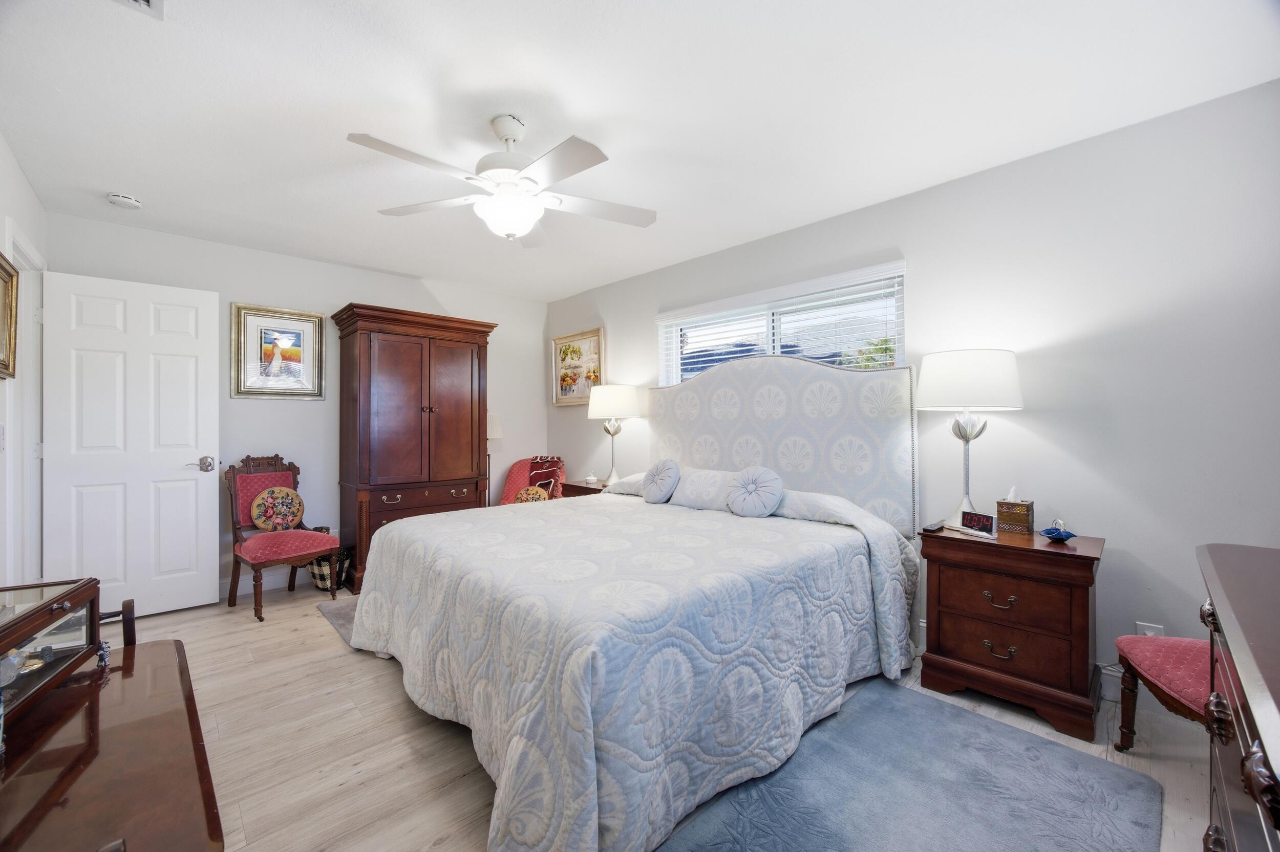 9461 SE Little Club Way N