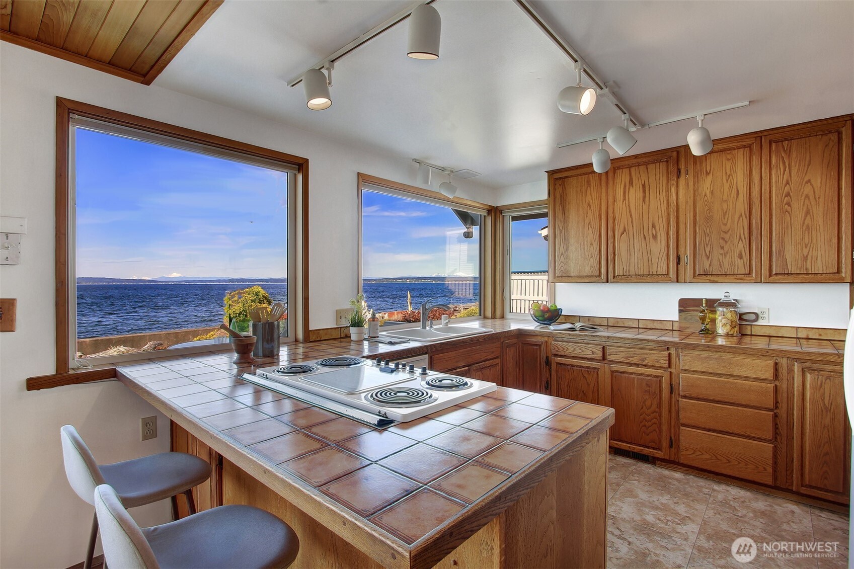 7462 NE Twin Spits Rd