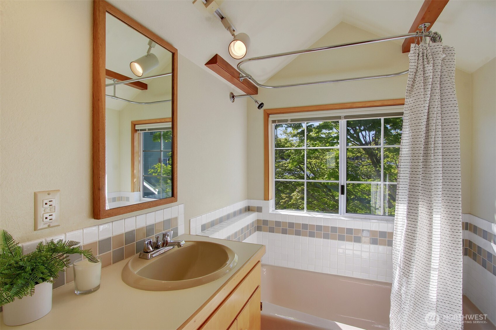 7462 NE Twin Spits Rd