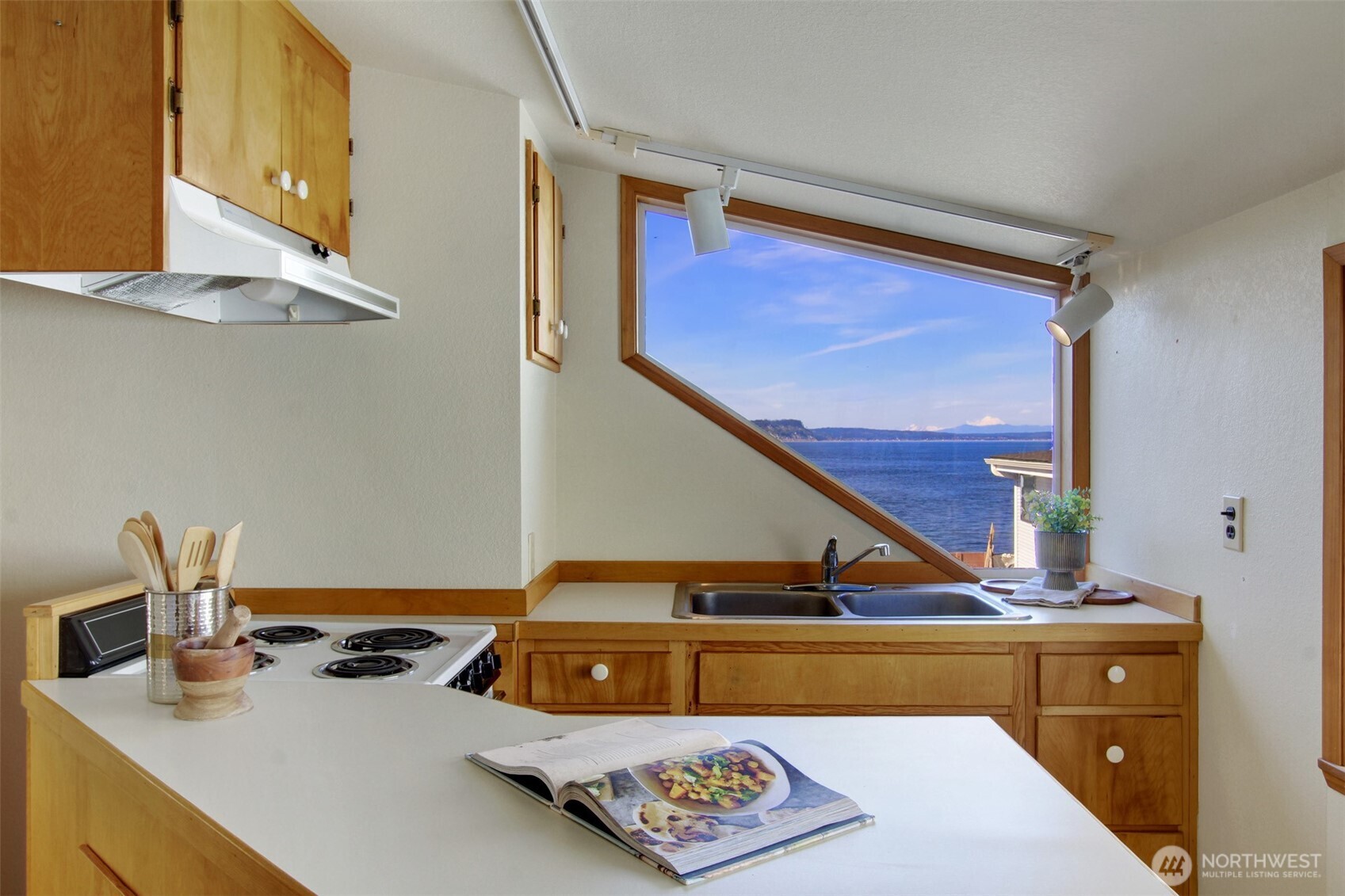 7462 NE Twin Spits Rd