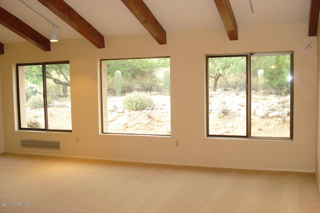 5030 N Avenida De La Colina