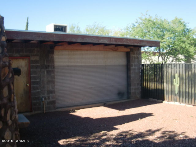 9222 E Calle Maria