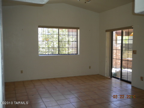 9222 E Calle Maria