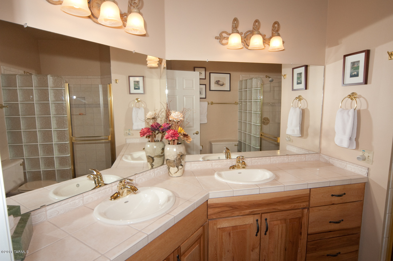 3420 N Country Club Vista Place