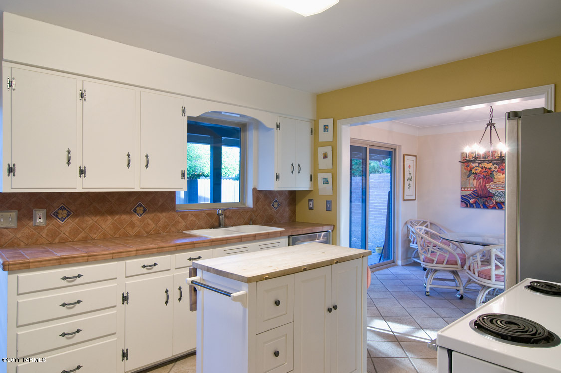 2230 N Norton