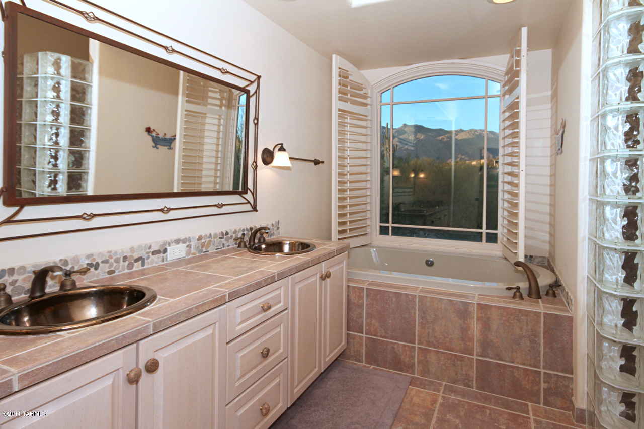 4940 N Hacienda Del Sol Road