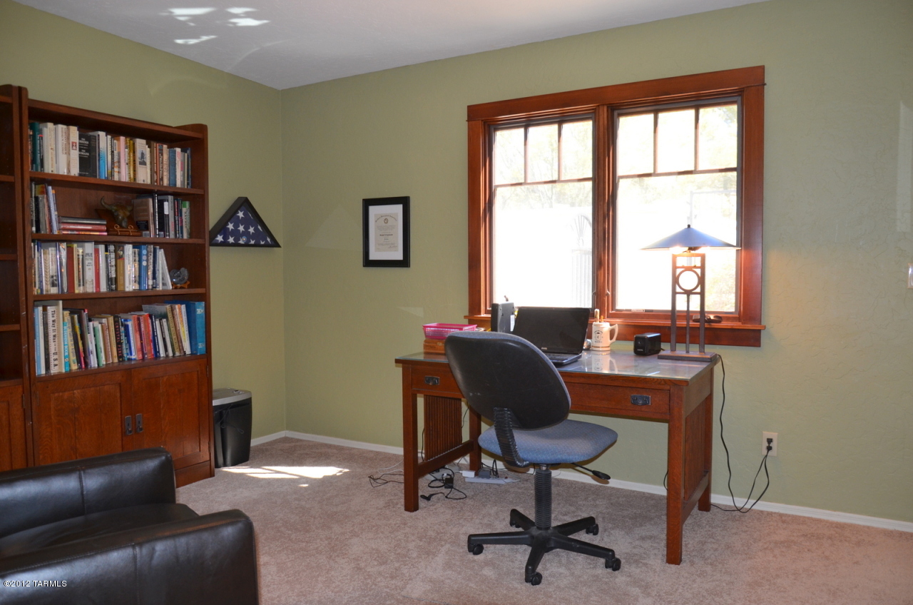 817 E Placita De Roberta