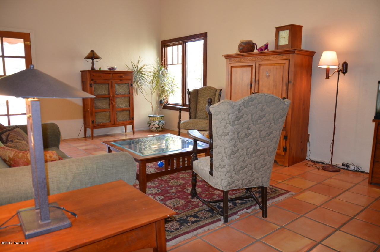 817 E Placita De Roberta