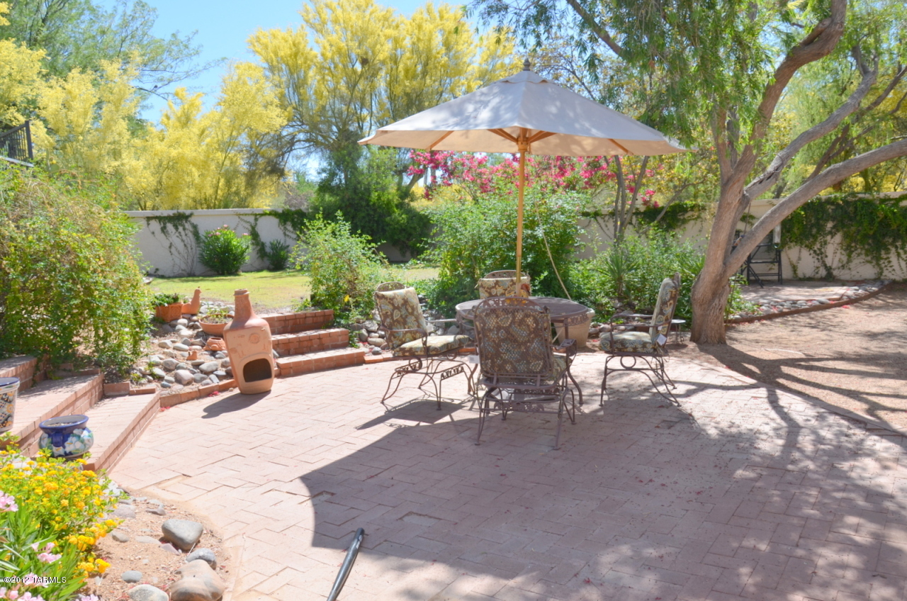 817 E Placita De Roberta