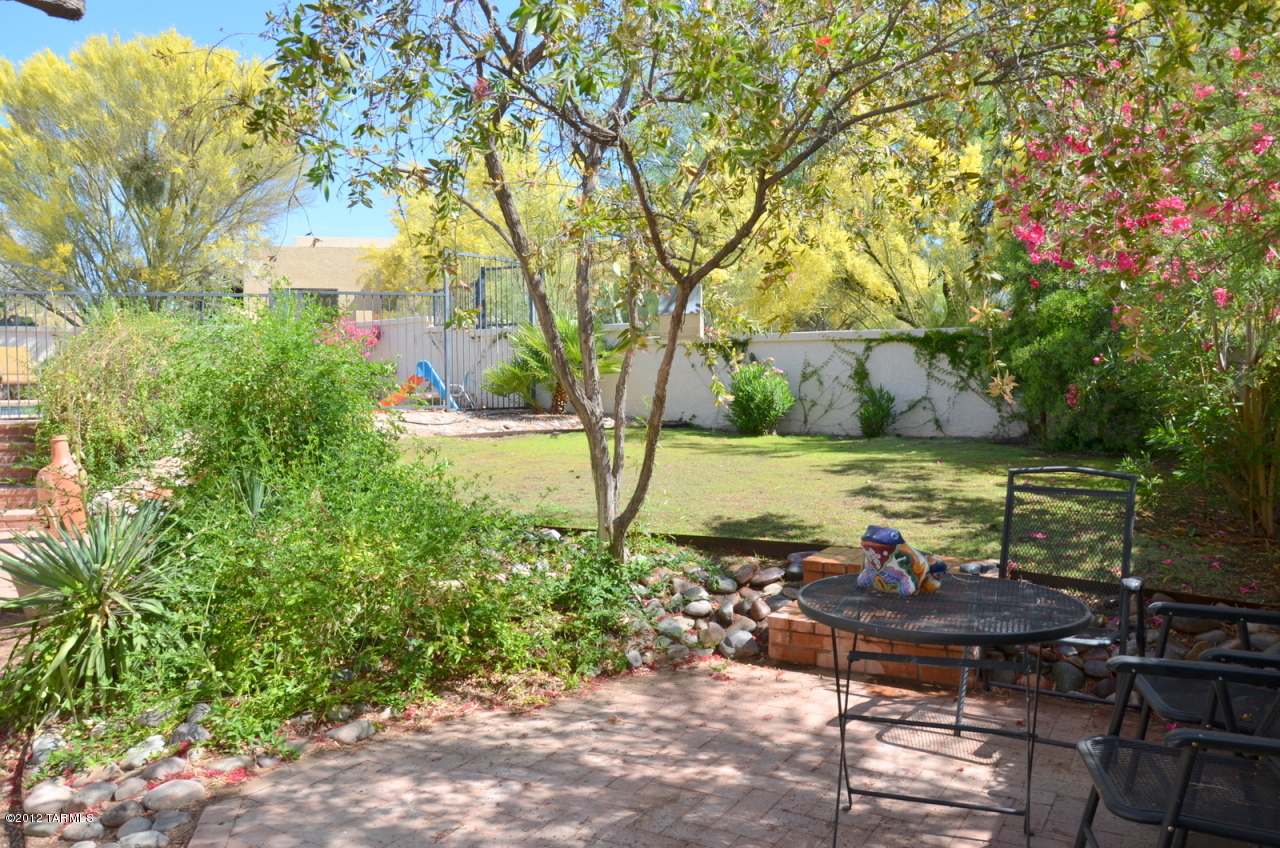 817 E Placita De Roberta