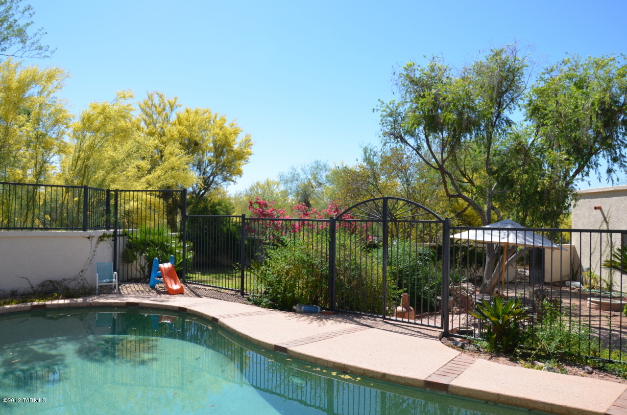 817 E Placita De Roberta