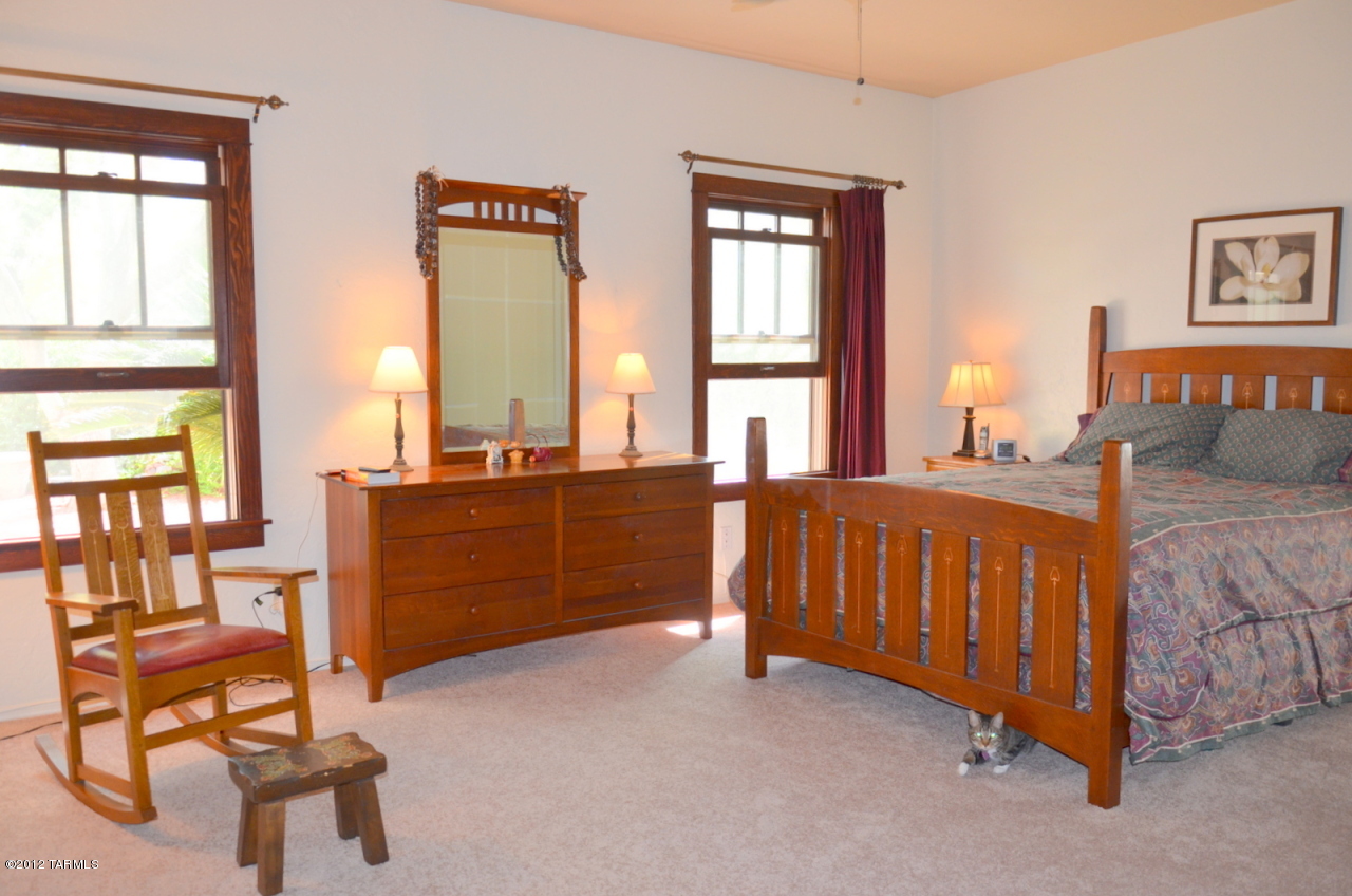 817 E Placita De Roberta