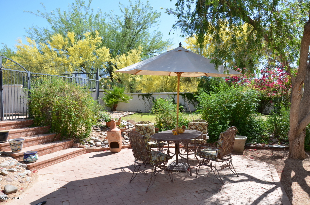 817 E Placita De Roberta