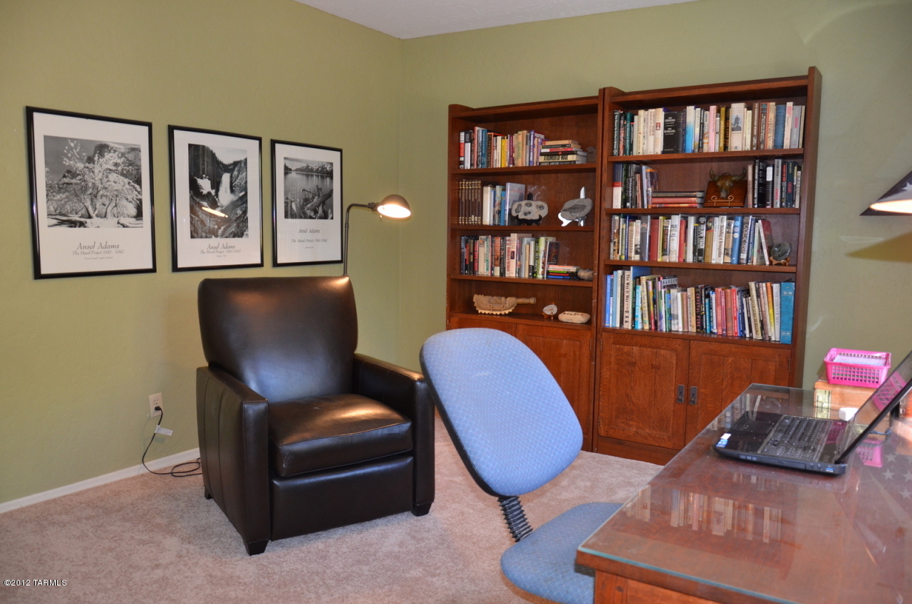 817 E Placita De Roberta