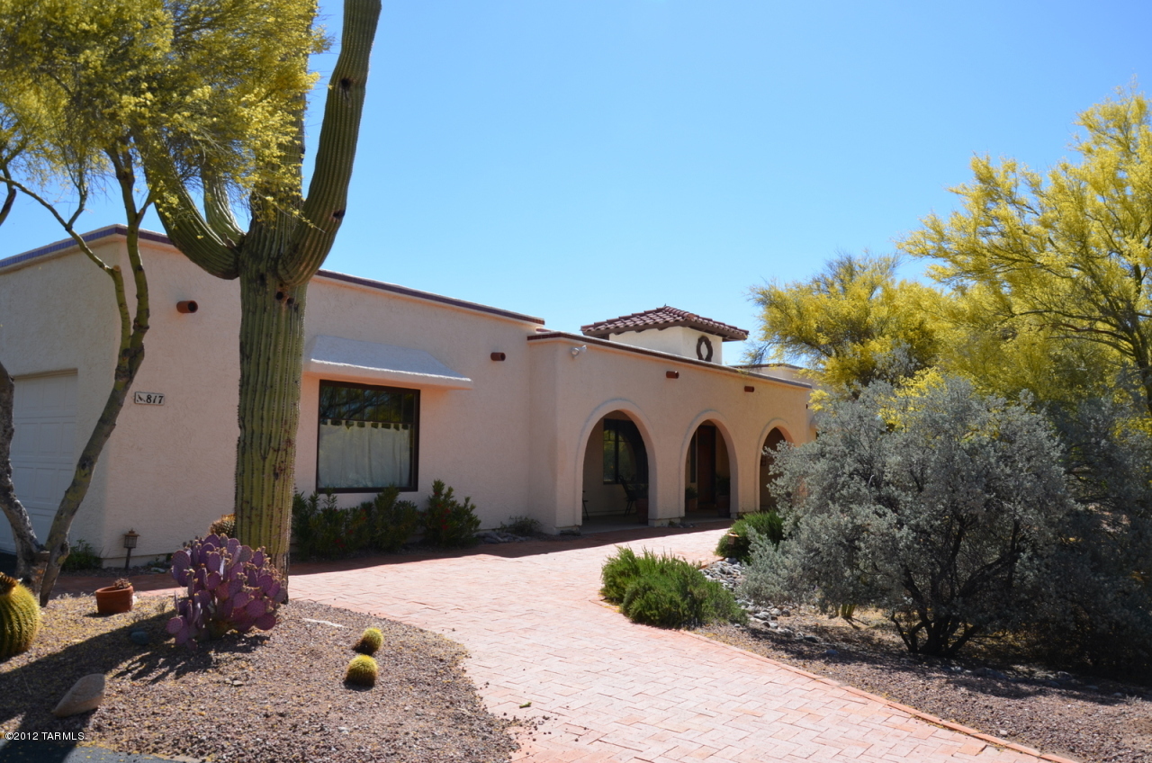 817 E Placita De Roberta