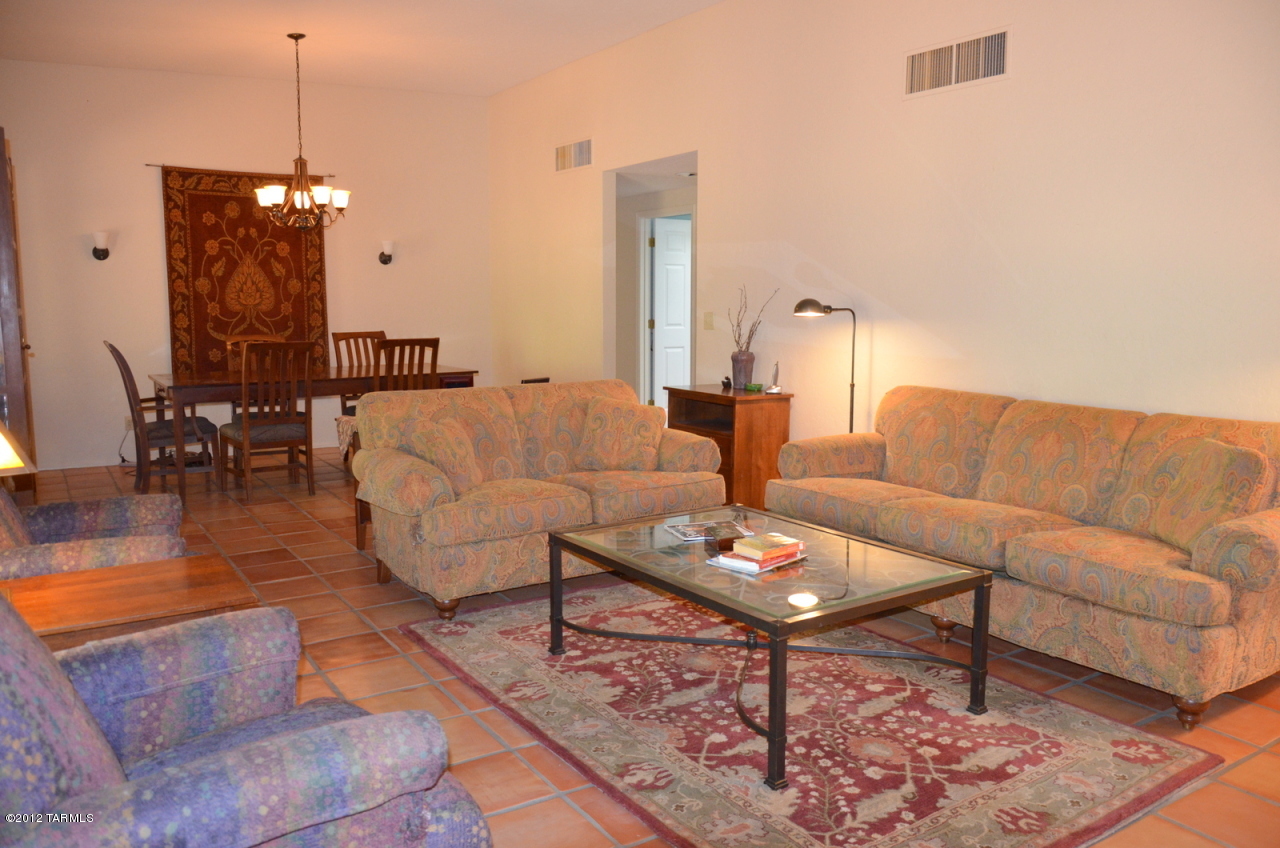 817 E Placita De Roberta