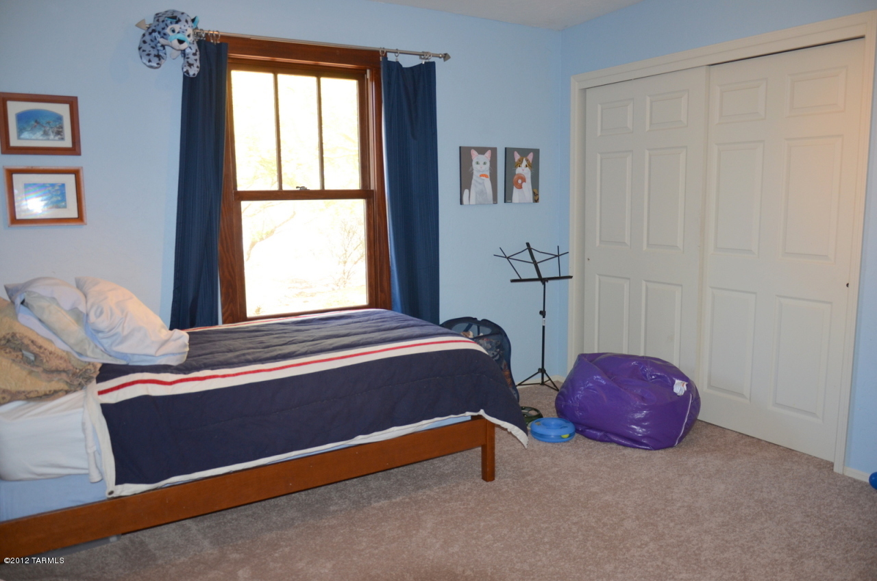 817 E Placita De Roberta