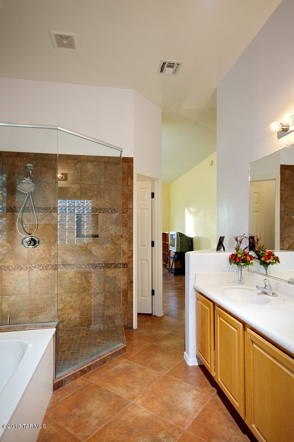 2741 N Avenida Orgullo