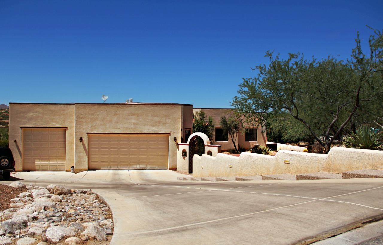 1104 W Saddlehorn Place
