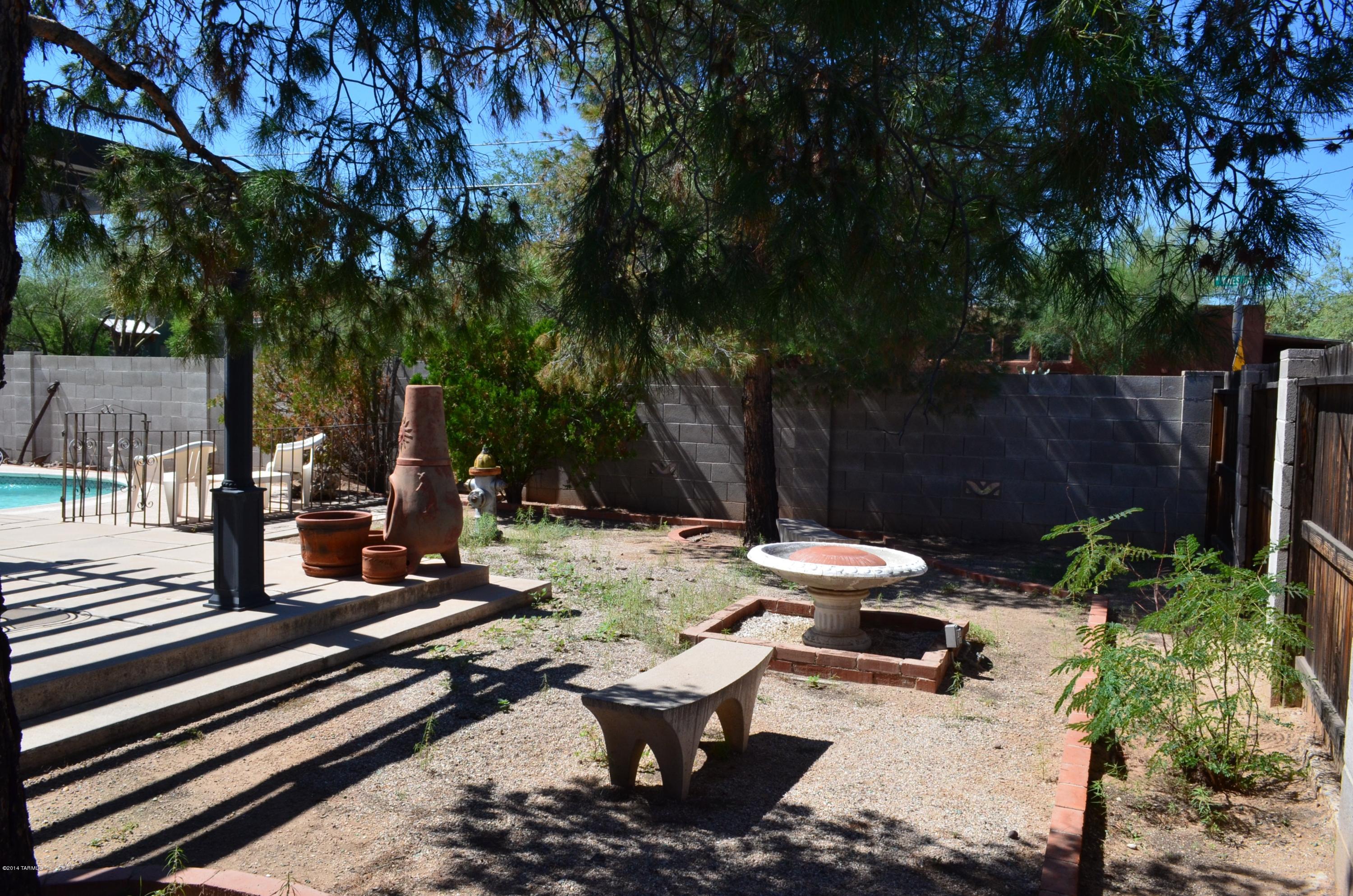 3869 N Vine Avenue